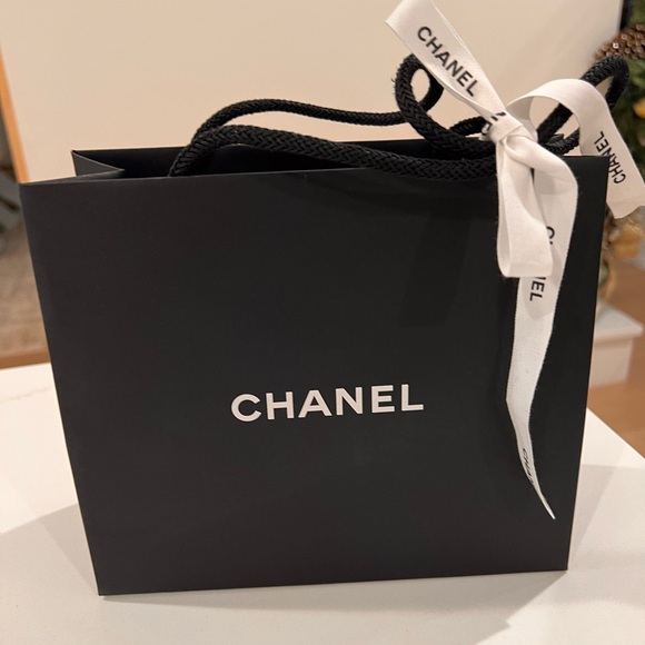 🔥CHANEL 🔥NEW COLLECTION White Drop Earrings with Iconic Logo and Pearl Elements - Picture 13 of 13